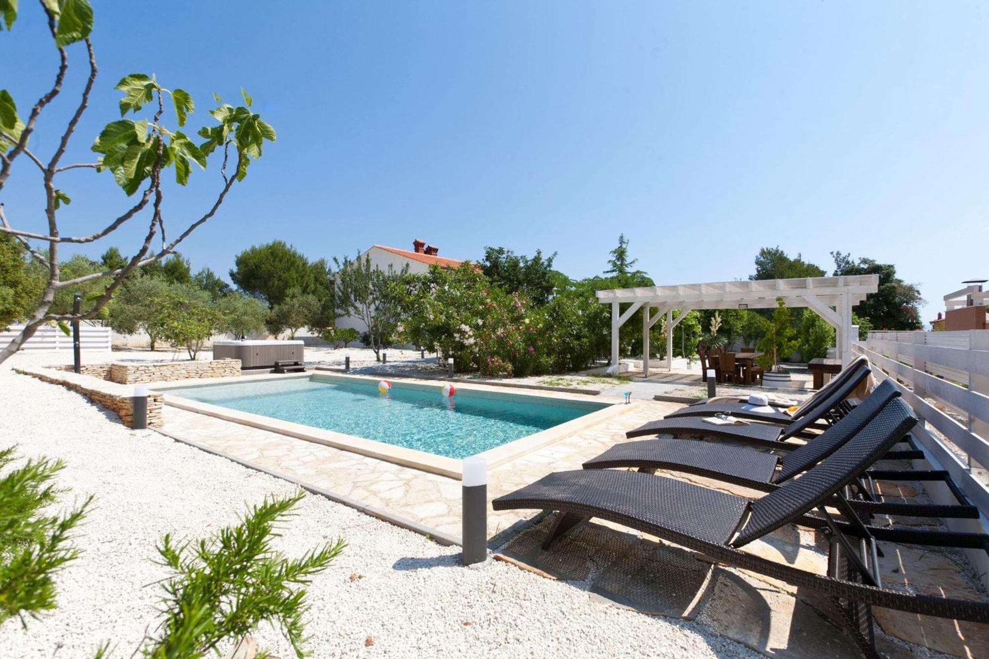 Villa Bella - Beautiful And Modern House With Pool, Souna, Jacuzzi & Playground, Liznjan - Istra Exterior photo