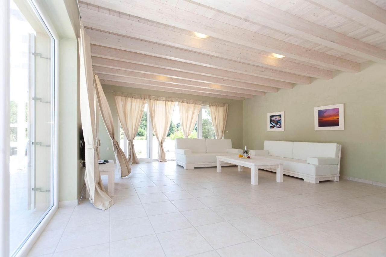 Villa Bella - Beautiful And Modern House With Pool, Souna, Jacuzzi & Playground, Liznjan - Istra Exterior photo
