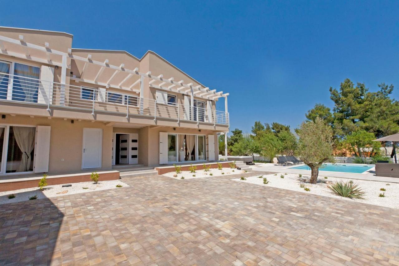 Villa Bella - Beautiful And Modern House With Pool, Souna, Jacuzzi & Playground, Liznjan - Istra Exterior photo